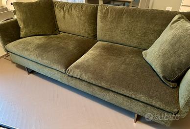 Saba divano modello Voyage + Pouff.