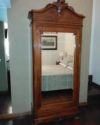 ARMADIO ANTICO IN LEGNO MASSELLO
