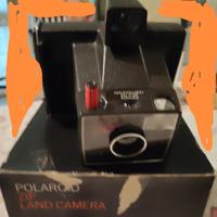 Macchina fotografica con scatola. 