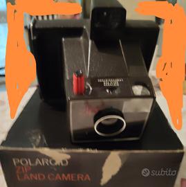 Macchina fotografica con scatola. 