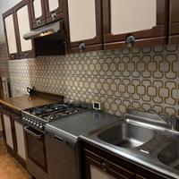 Cucina componibile anni '70 legno e vetro