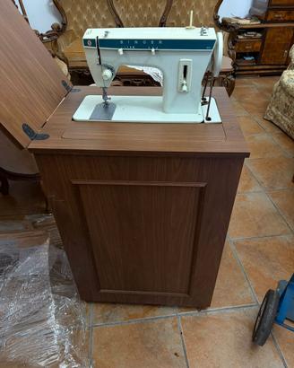 Macchina da cucire SINGER 257 vintage con mobilett