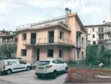 Palazzo / Stabile di 372 m² con più di 5 locali a 
