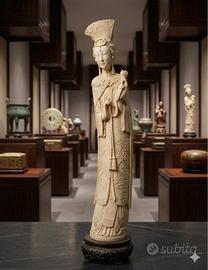 Incanto d'Oriente: Rara Statua Intagliata a Mano