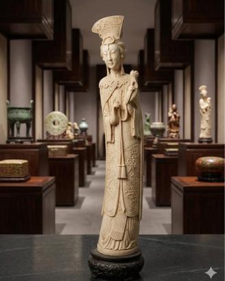 Incanto d'Oriente: Rara Statua Intagliata a Mano