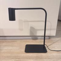 Lampada da tavolo in metallo