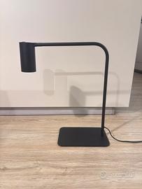 Lampada da tavolo in metallo