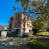 Trifamiliare con giardino