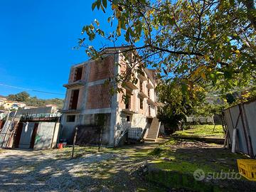 Trifamiliare con giardino