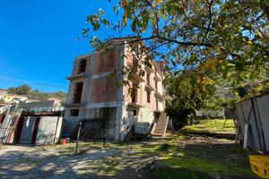 Trifamiliare con giardino