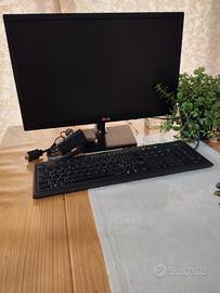 Monitor LG 21 pollici con tastiera e alimentatore