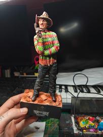 statua Freddy Krueger dipinta a mano 