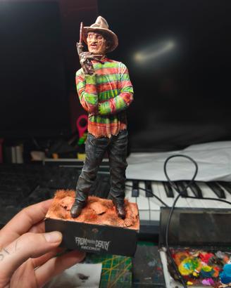 statua Freddy Krueger dipinta a mano 