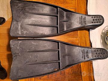 un paio di pinne cresi sub modello rondine ara