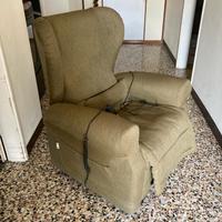 Poltrona relax alzapersone elettrica.