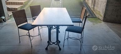 Tavolo con sedie 
