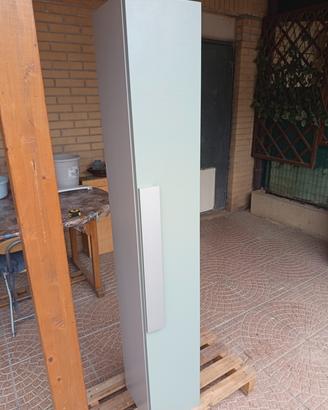 colonna sospesa con ripiani in vetro 