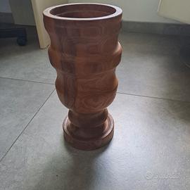 pilone in legno intagliato 