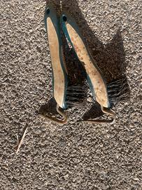 spazzole e nettapiedi per cavalli