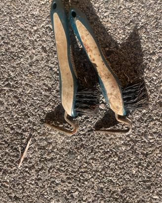 spazzole e nettapiedi per cavalli