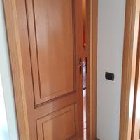 N.5 porte in legno complete di coprifilo.