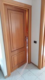 N.5 porte in legno complete di coprifilo.