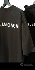 T-shirt BALENCIAGA con logo grande - due modelli