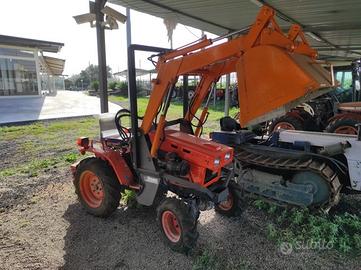 Trattore Kubota b4200 con Caricatore Frontale usat