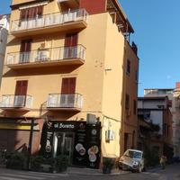 ARENELLA: PALAZZINA INDIPENDENTE CON TERRAZZO