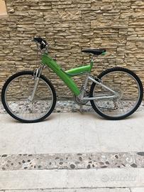 Bicicletta mountain bike
