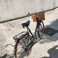 bicicletta vintage da donna con cestino in vimini 