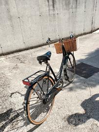 bicicletta vintage da donna con cestino in vimini 