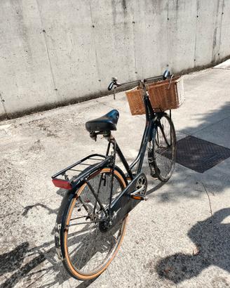 bicicletta vintage da donna con cestino in vimini 