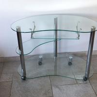 Tavolino in vetro con mensola con carrello