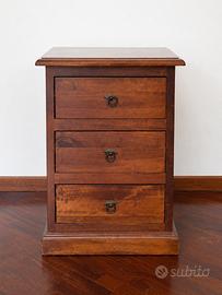 Comodino alto in legno con 3 cassetti