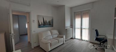 Due locali piu' servizi arredato a rho