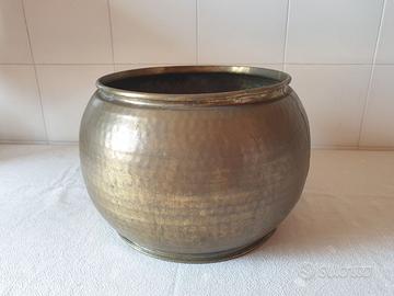Vaso bombato cachepot vintage in ottone martellato