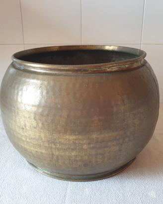 Vaso bombato cachepot vintage in ottone martellato