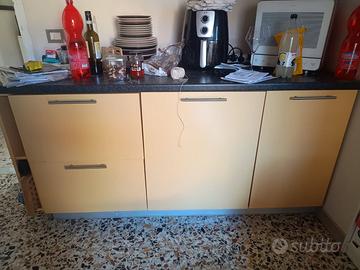 Mobile da cucina giallo ocra con top grigio