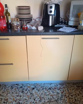 Mobile da cucina giallo ocra con top grigio