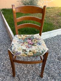 Sedia in legno dal gusto classico/rustico