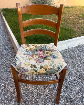Sedia in legno dal gusto classico/rustico