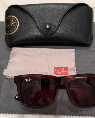 Rayban occhiali da sole.