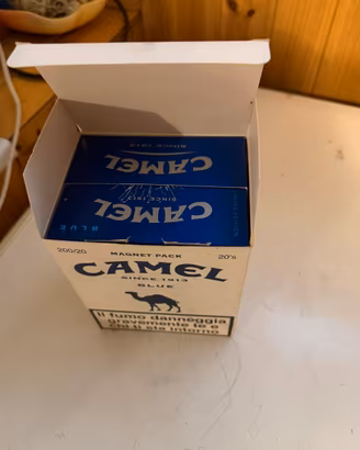 Pachetti sigarette in metallo e cartone vuoti
