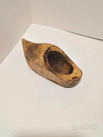 Un simpatico antico posacenere a forma di zoccolo