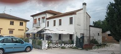Casa indipendente di 315 m² con più di 5 locali a 
