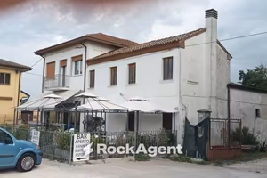 Casa indipendente di 315 m² con più di 5 locali a 