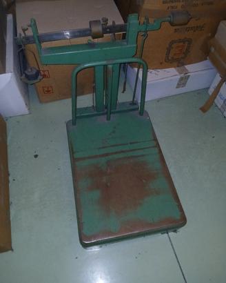 bilancia vecchio stile in ferro 