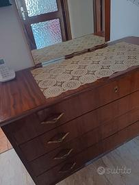 Mobile in legno in stile classico