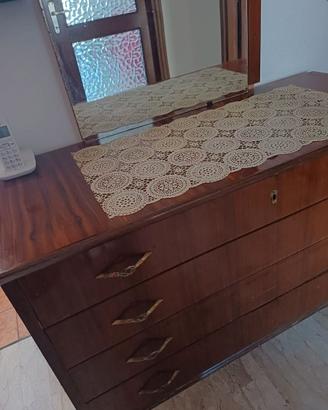 Mobile in legno in stile classico